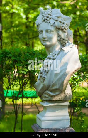 Buste sculptural de l'Allégorie de l'automne (Bacchus) dans le jardin d'été, Saint-Pétersbourg Banque D'Images