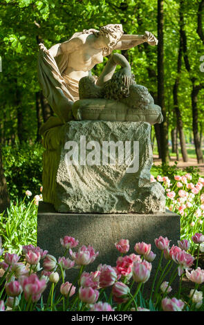 Amour et Psyché en été, Jardin, parterre de fleurs avec des tulipes, Saint-Pétersbourg, Russie Banque D'Images