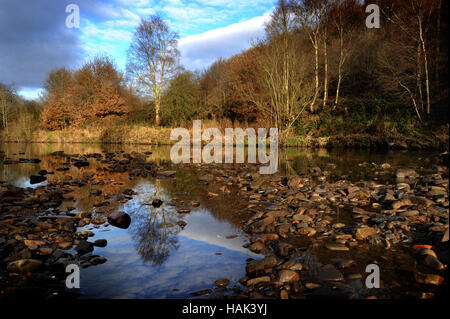 Rivière Irwell circulant dans les ébarbures Country Park, Bury, Lancashire. Photo par Paul Heyes, Jeudi 01 Décembre, 2016. Banque D'Images