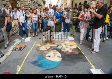 Un peintre de la rue dessins magnifiques peintures sur l'asphalte, Florence, capitale de la région Toscane, Italie Banque D'Images