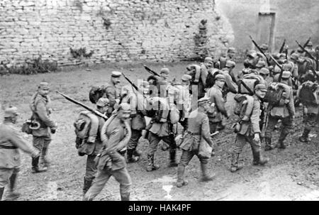 WW1 soldats allemands vers 1915 Le port de casque pickelhaube. Lieu/date inconnue Banque D'Images