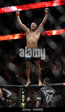 Anderson Silva célèbre sa victoire sur Forrest Griffin durant l'UFC 101 à la Wachovia Center le 8 août 2009, à Philadelphie, Pennsylvanie. Francis Specker Banque D'Images