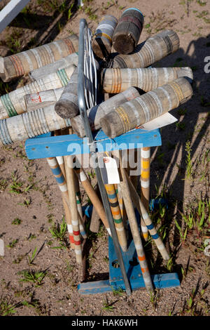 Ancien jeu de croquet mal résisté à la vente à Pixie Woods Ventes. Battle Lake Minnesota MN USA Banque D'Images