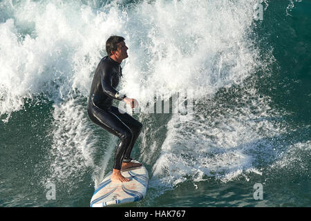 En surfant à Hermosa Beach, Los Angeles, Californie. Banque D'Images