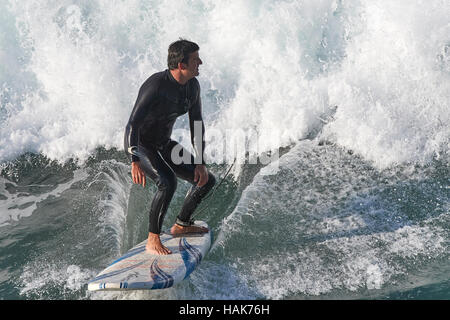 En surfant à Hermosa Beach, Los Angeles, Californie. Banque D'Images