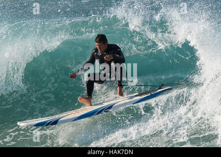 En surfant à Hermosa Beach, Los Angeles, Californie. Banque D'Images