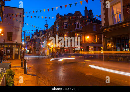 Rochester High Street la nuit. Banque D'Images