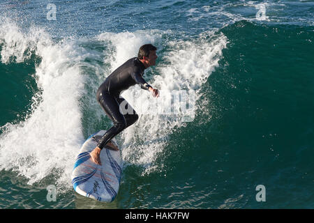 En surfant à Hermosa Beach, Los Angeles, Californie. Banque D'Images