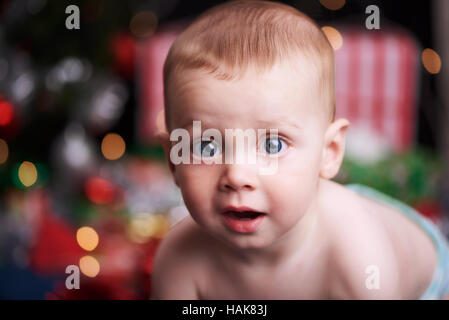 Commode à langer bébé portant devant les cadeaux de Noël et décorations Banque D'Images