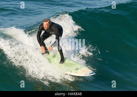 En surfant à Hermosa Beach, Los Angeles, Californie. Banque D'Images