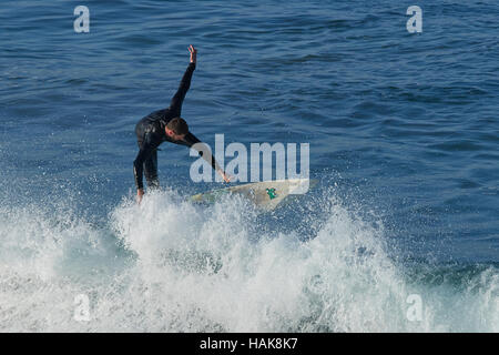 En surfant à Hermosa Beach, Los Angeles, Californie. Banque D'Images