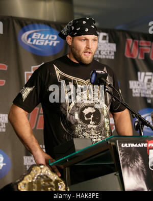 UFC fighter Ben Rothwell lors d'une conférence de presse à Los Angeles, Californie le 22 octobre 2009. Photo par Francis Specker Banque D'Images