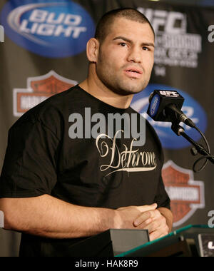 Cain Velasquez UFC fighter lors d'une conférence de presse à Los Angeles, Californie le 22 octobre 2009. Photo par Francis Specker Banque D'Images