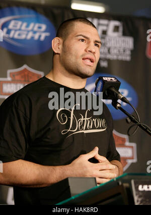 Cain Velasquez UFC fighter lors d'une conférence de presse à Los Angeles, Californie le 22 octobre 2009. Photo par Francis Specker Banque D'Images