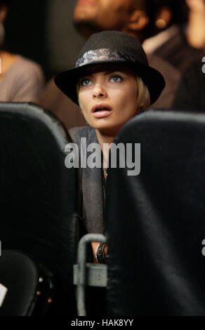 Jaime Pressly lors de l'UFC 104 au Staples Center de Los Angeles, Californie, le 24 octobre 2009. Photo par Francis Specker Banque D'Images