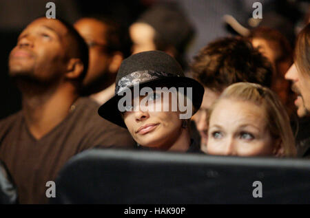 Jaime Pressly lors de l'UFC 104 au Staples Center de Los Angeles, Californie, le 24 octobre 2009. Photo par Francis Specker Banque D'Images