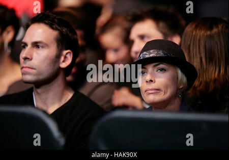 Jaime Pressly et Simran Singh, gauche, lors de l'UFC 104 au Staples Center de Los Angeles, Californie, le 24 octobre 2009. Photo par Francis Specker Banque D'Images