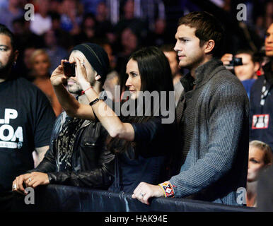 Ashton Kutcher et Demi Moore lors de l'UFC 104 au Staples Center de Los Angeles, Californie, le 24 octobre 2009. Photo par Francis Specker Banque D'Images