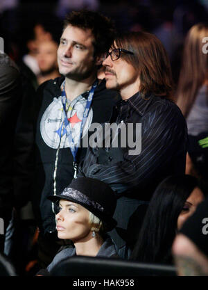 Jaime Pressly, bas, et Anthony Kiedis lors de l'UFC 104 au Staples Center de Los Angeles, Californie, le 24 octobre 2009. Photo par Francis Specker Banque D'Images