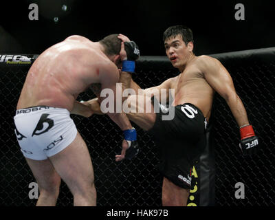 Lyoto Machida, à droite, combat Maurício Rua à l'UFC 104 au Staples Center de Los Angeles, Californie, le 24 octobre 2009.Francis Specker Banque D'Images