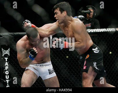 Lyoto Machida, à droite, combat Maurício Rua à l'UFC 104 au Staples Center de Los Angeles, Californie, le 24 octobre 2009.Francis Specker Banque D'Images