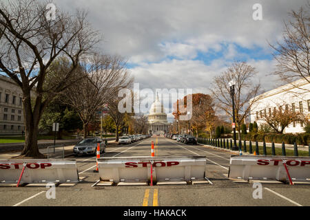 Washington, DC - une barrière de sécurité sur le Capitol Street près du Capitole. Banque D'Images