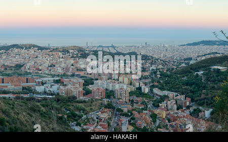 Vue sur Barcelone au crépuscule Banque D'Images