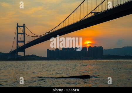 Pont de Tsing Ma de Hong Kong au coucher du soleil Banque D'Images