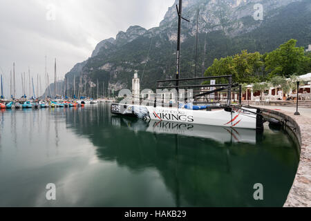 Soirée au port de Riva del Garda, Lac de Garde, Italie, Europe, UNION EUROPÉENNE Banque D'Images