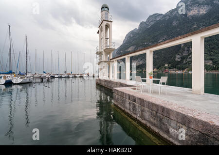 Soirée au port de Riva del Garda, Lac de Garde, Italie, Europe, UNION EUROPÉENNE Banque D'Images