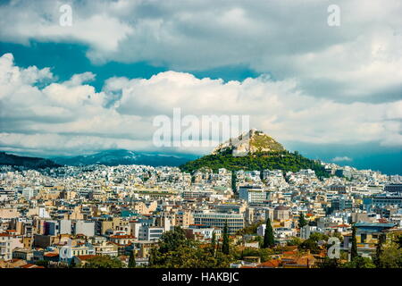 Paysage urbain d'Athènes et la colline de Lycabettus Banque D'Images