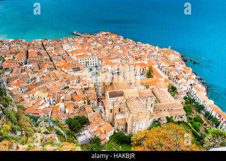 Areal view de Cefalu, Italie. Banque D'Images