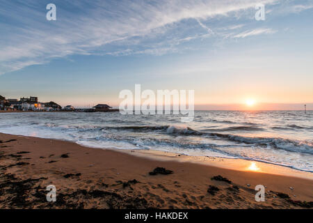 Le lever du soleil sur la mer et au bord de la plage de la baie de Viking, Broadstairs. Ciel bleu principalement avec la couche de jaune sur l'horizon. Bien au-dessus de la mer. Banque D'Images