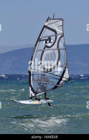 Planche à voile sur un jour de vent Banque D'Images