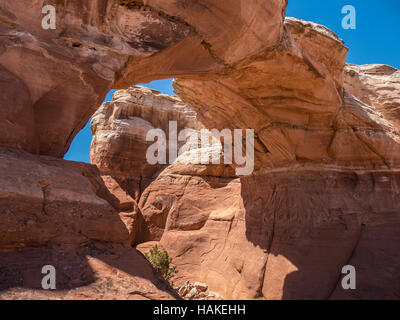 Côté Est Broken Arch, Arches National Park, Utah. Banque D'Images