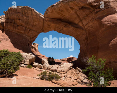 Côté ouest Broken Arch, Arches National Park, Utah. Banque D'Images