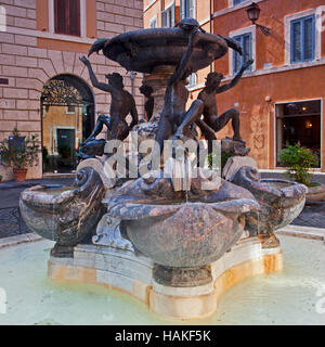 Dans les éphèbes Fontane delle Tartarughe, La Fontaine des tortues, Piazza Mattei , le quartier juif, Rome, Italie Banque D'Images