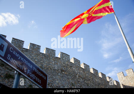 Les murs et les tours de la forteresse médiévale avec en agitant le drapeau macédonien sur perche et signe avec l'étiquette de la forteresse de Samuel, Ohrid, Macédoine Banque D'Images