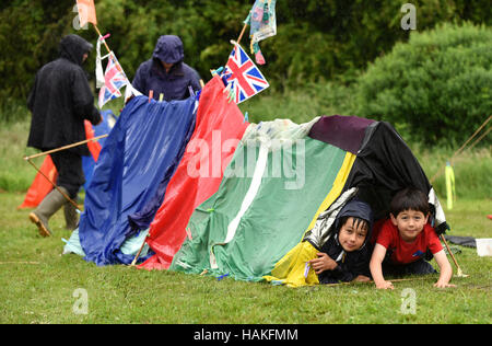 Camping Enfants accueil tente à un été pluvieux humide fete Uk Banque D'Images