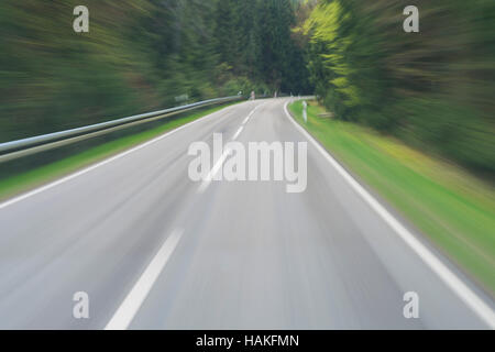 Point de vue du conducteur sur la route de campagne à travers la forêt au printemps, Spessart, Bavaria, Germany Banque D'Images