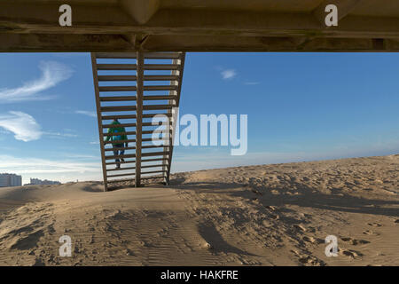 Low angle view sur un homme en ordre décroissant de la plage de la jetée de Scheveningen, à La Haye, Hollande méridionale, Pays-Bas. Banque D'Images