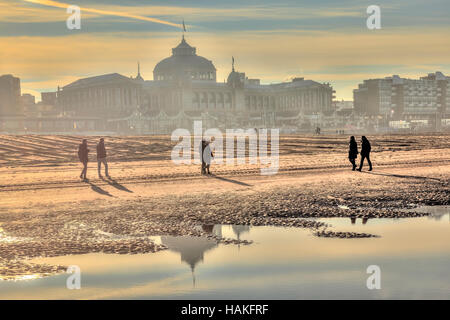 Plage de Scheveningen Kurhaus avec reflets dans l'eau. La texture graphique altérées et photo. Banque D'Images