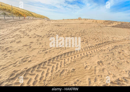 Les traces de pneus et des traces de pas dans le sable sur la plage de Katwijk aan Zee, Hollande méridionale, Pays-Bas. Banque D'Images