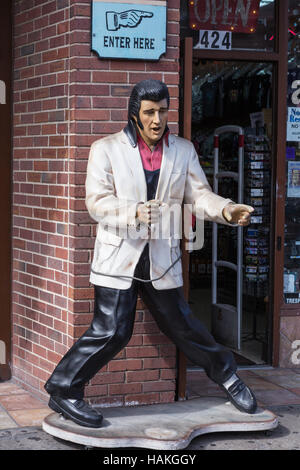 Une statue d'Elvis Presley se trouve à l'extérieur du magasin de cadeaux de légendes sur l'Honky Tonk rangée inférieure sur Broadway, à Nashville, Tennessee. Banque D'Images