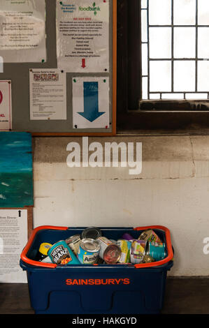 Conserves collectées dans un panier de Sainsbury's pour un comptoir alimentaire dans l'église St Mary à Downe. Banque D'Images