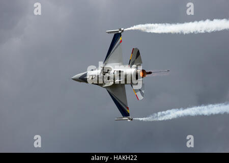 Belgian Air Force F-16 solo display d'effectuer à la journée portes ouvertes de l'Armée de l'air néerlandaise. Banque D'Images