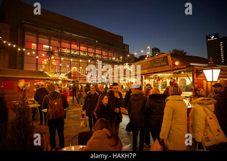 Les étals des marchés de Noël de Manchester Selfridges exchange square bondé d'occupation de l'Allemagne nuit crépuscule aube hiver noël festival fête Christi Banque D'Images