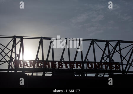 Stade stade Manchester United signe Old Trafford Sir Alex Ferguson, entrée extérieure stand silhouette silhouette cadre extérieur copyspace ar Banque D'Images