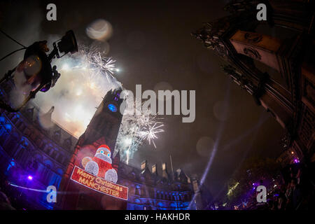 Hôtel de ville de Manchester Noël fireworks 2016 Événement du conseil Albert Square des foules de personnes de nombreuses communautés communautaire bondé de nombreux lots réunis recueillir Banque D'Images