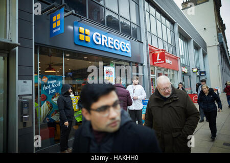 Manchester Greggs bakery shop store 874-6448 tartes gâteaux pasty le dîner à emporter beaucoup de boutiques shopping magasin de détail au détail de l'acheteur détaillant détaillants tr Banque D'Images